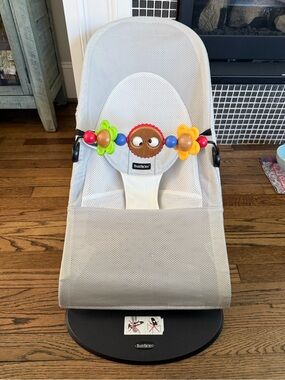 BabyBjörn Grey Mesh Bouncer with Wood Toy Bar